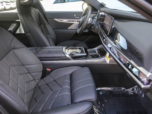 Used 2025 BMW i7 xDrive60 w/ Premium Package AWD/4WD image 13