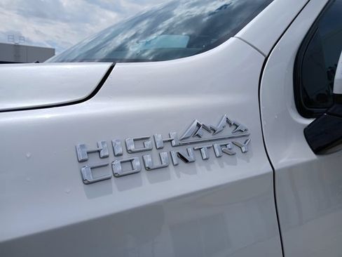 Certified 2022 Chevrolet Suburban High Country AWD/4WD image 10