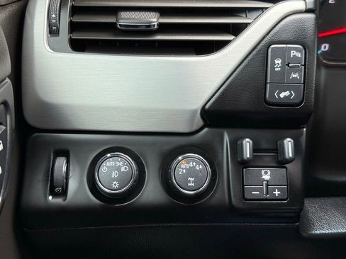 Used 2018 GMC Yukon SLT w/ Premium Edition AWD/4WD image 39