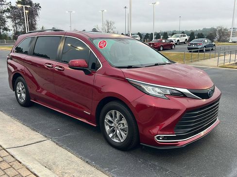 Certified 2022 Toyota Sienna XLE w/ XLE Plus Package image 8