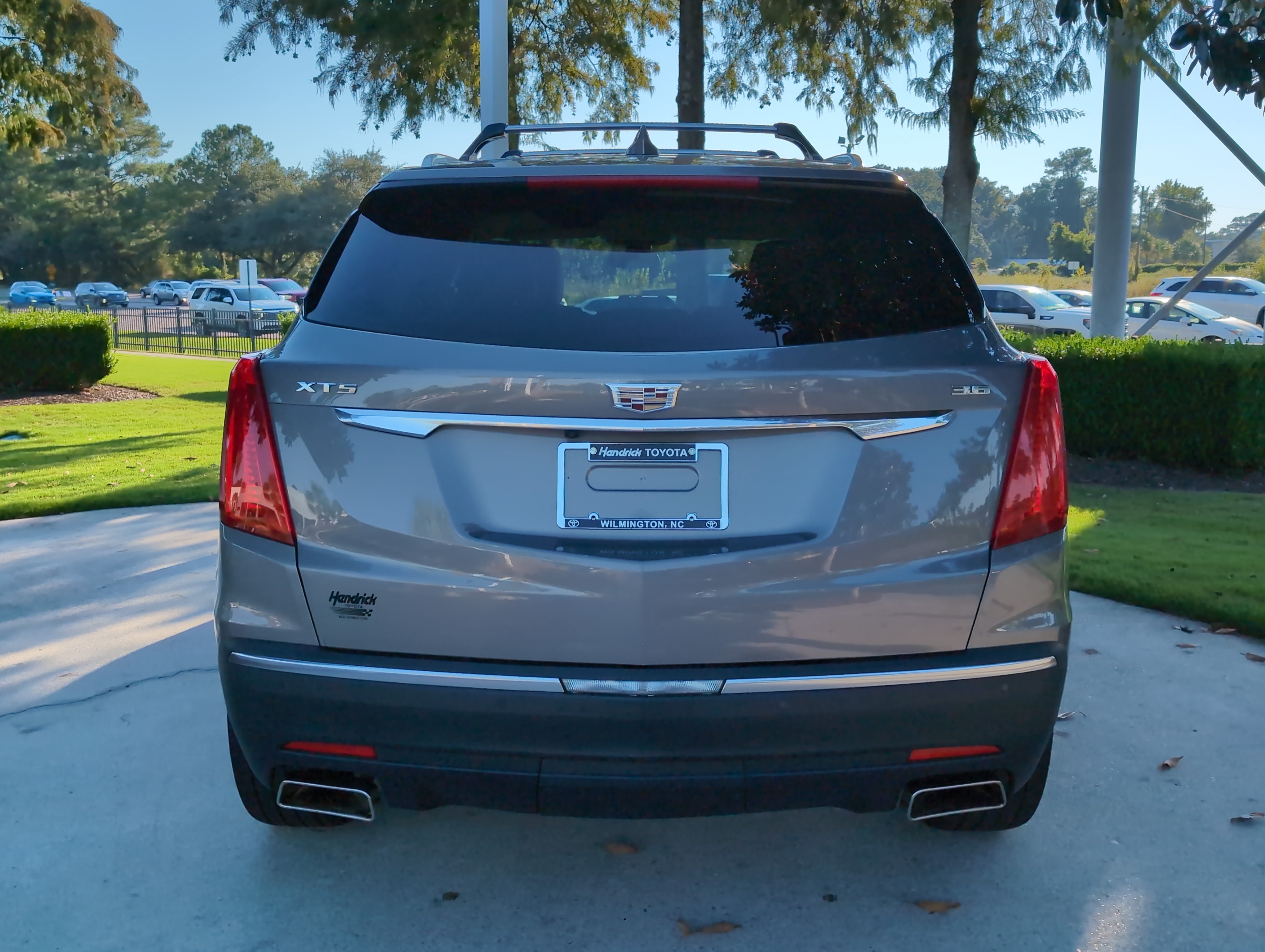 Used 2017 Cadillac XT5 Luxury w/ Driver Awareness Package FWD image 9