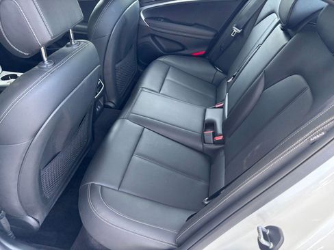 Used 2025 Genesis G70 2.5T image 25