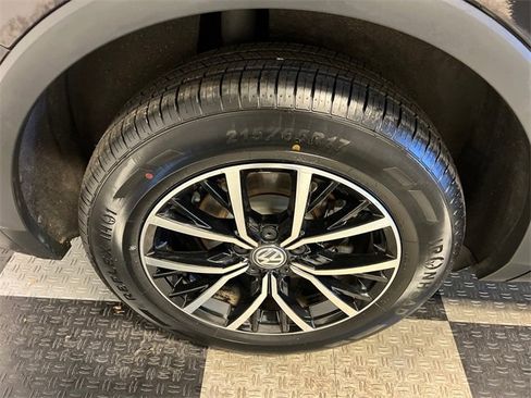 Used 2021 Volkswagen Tiguan SE w/ Panoramic Sunroof Package image 11