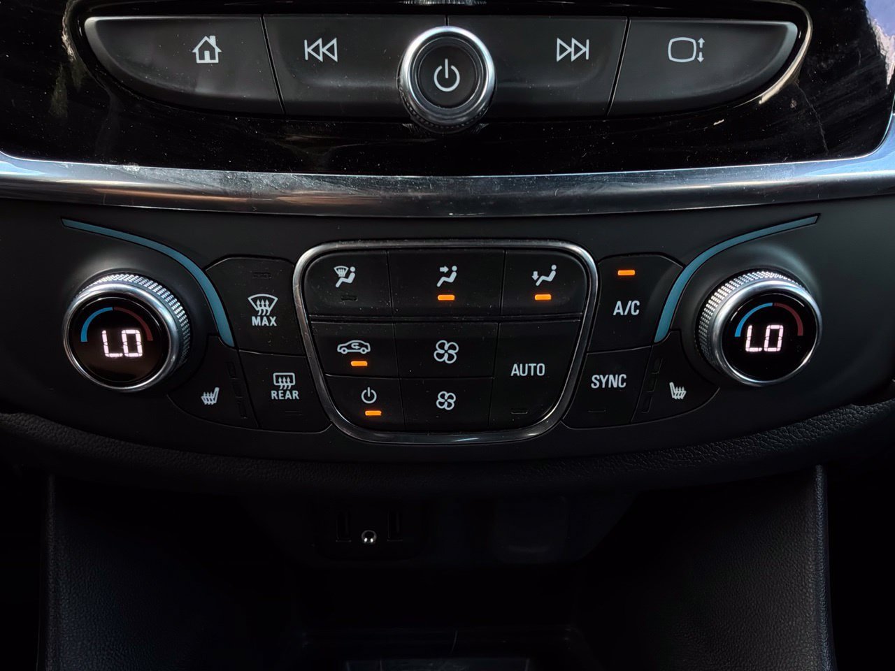 Used 2023 Chevrolet Traverse LT FWD image 32