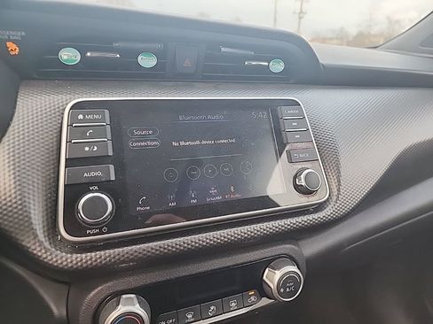 Used 2018 Nissan Kicks SV image 6