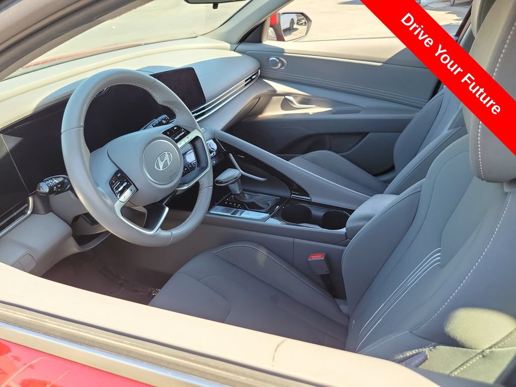 Used 2025 Hyundai Elantra SEL FWD image 3