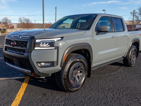 Used 2025 Nissan Frontier PRO-4X image 8