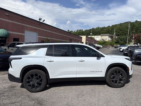 Used 2026 Chevrolet Traverse RS w/ LPO, Floor Liner Package FWD image 6