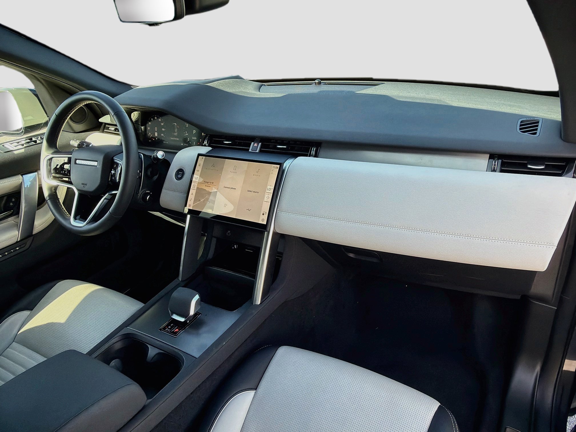 Used 2025 Land Rover Discovery Sport Dynamic SE AWD/4WD image 14