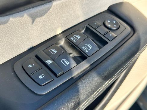 Used 2022 Chrysler Pacifica Touring-L FWD image 21