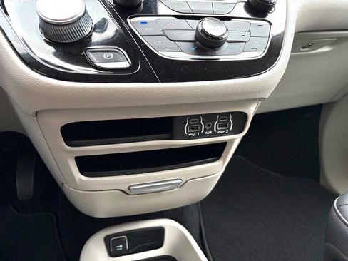 Used 2024 Chrysler Pacifica Touring-L image 29