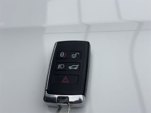 Used 2024 Land Rover Discovery S image 62