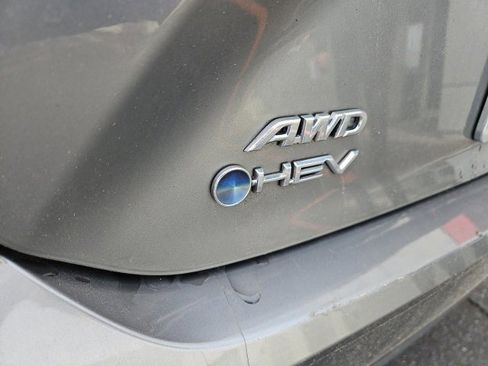 Used 2025 Toyota Camry SE w/ Convenience Package image 8