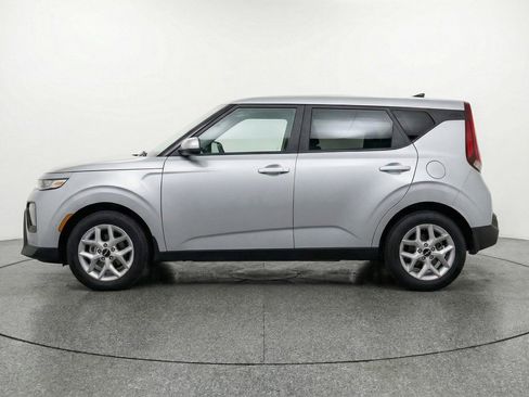Used 2025 Kia Soul LX w/ LX Technology Package image 4