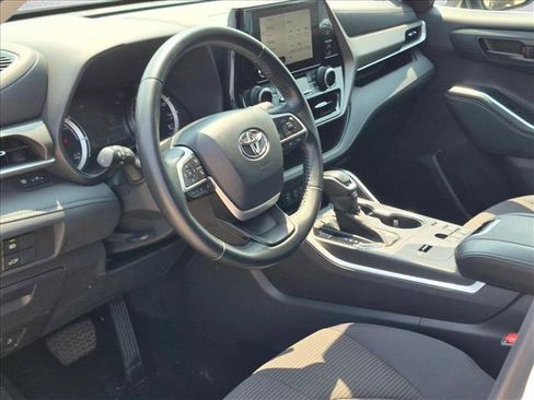 Used 2023 Toyota Highlander LE AWD/4WD image 10