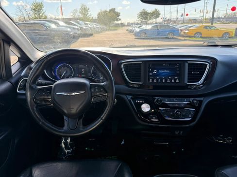 Used 2020 Chrysler Pacifica Touring-L FWD image 31