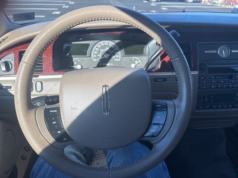 Used 2005 Lincoln Town Car Signature image 11