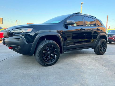 Used 2019 Jeep Cherokee Trailhawk AWD/4WD image 3