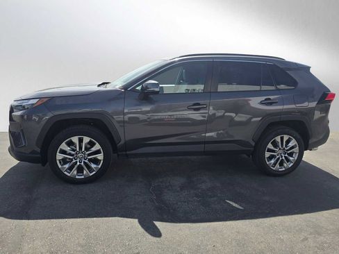 Used 2022 Toyota RAV4 XLE Premium image 6