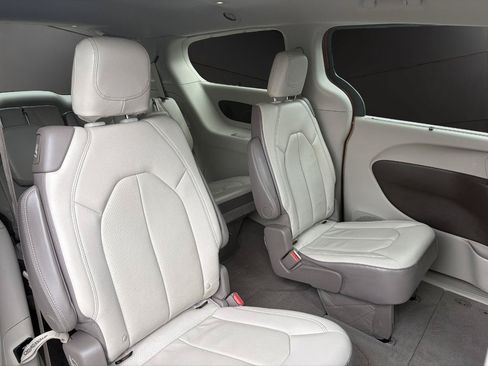 Used 2018 Chrysler Pacifica Touring-L Plus FWD image 19