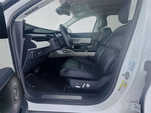 Used 2025 Lincoln Nautilus Reserve image 11