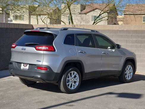 Used 2018 Jeep Cherokee Latitude w/ Cold Weather Group image 9