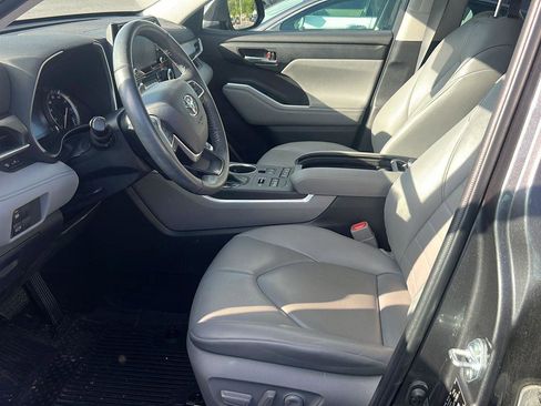 Used 2022 Toyota Highlander XLE AWD/4WD image 8