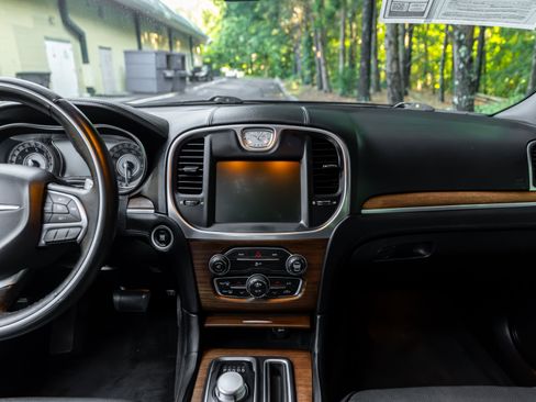 Used 2016 Chrysler 300 C Platinum RWD image 10