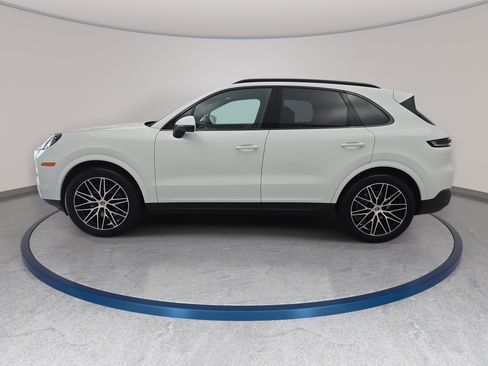 Used 2025 Porsche Cayenne AWD/4WD image 8