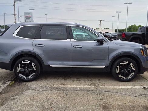Used 2025 Kia Telluride S FWD image 2