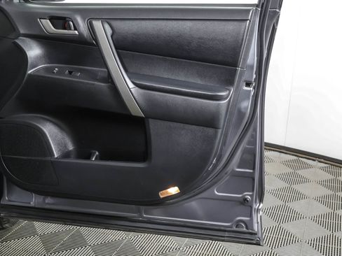 Used 2012 Toyota Highlander SE w/ Tow Pkg image 50