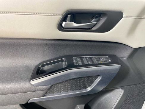 Certified 2025 Nissan Pathfinder SL image 16