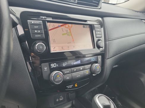 Used 2018 Nissan Rogue SV w/ Premium Package image 13