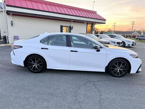 Used 2022 Toyota Camry SE w/ Cold Weather Package image 4