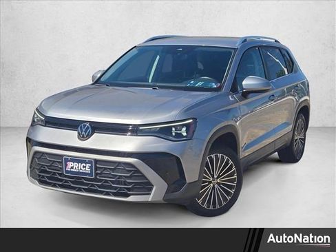 Used 2025 Volkswagen Taos SE image 1