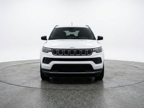 Used 2025 Jeep Compass Latitude AWD/4WD image 2