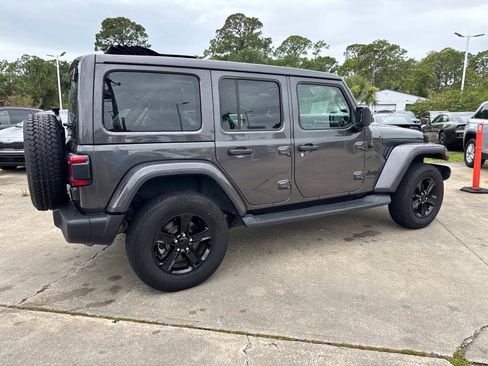 Used 2022 Jeep Wrangler Unlimited Sahara AWD/4WD image 3