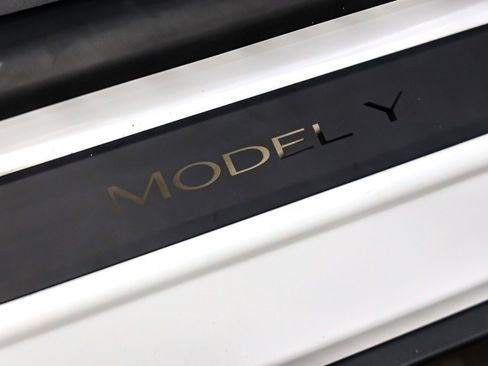 Used 2021 Tesla Model Y Long Range image 9