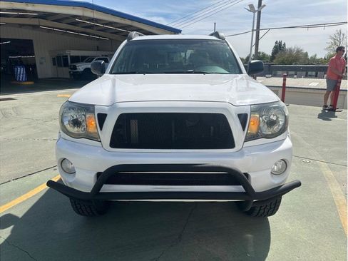 Used 2011 Toyota Tacoma 4x4 Double Cab w/ TRD Off-Road Pkg w/JBL Audio image 3