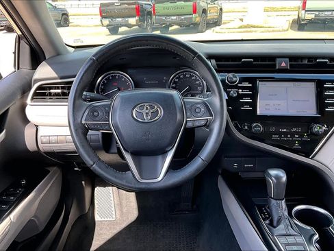 Used 2018 Toyota Camry XLE image 4