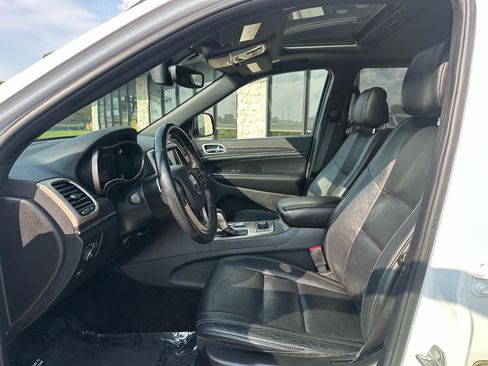 Used 2017 Jeep Grand Cherokee Limited AWD/4WD image 2