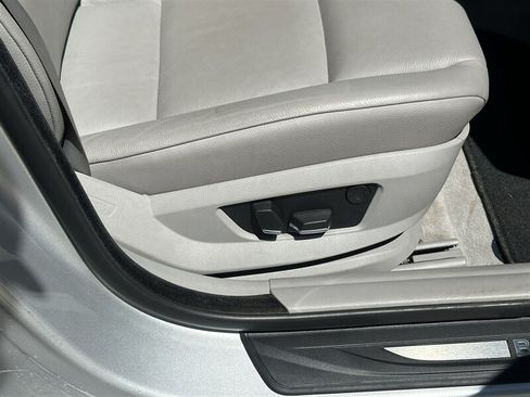 Used 2011 BMW 550i xDrive Sedan AWD/4WD image 35