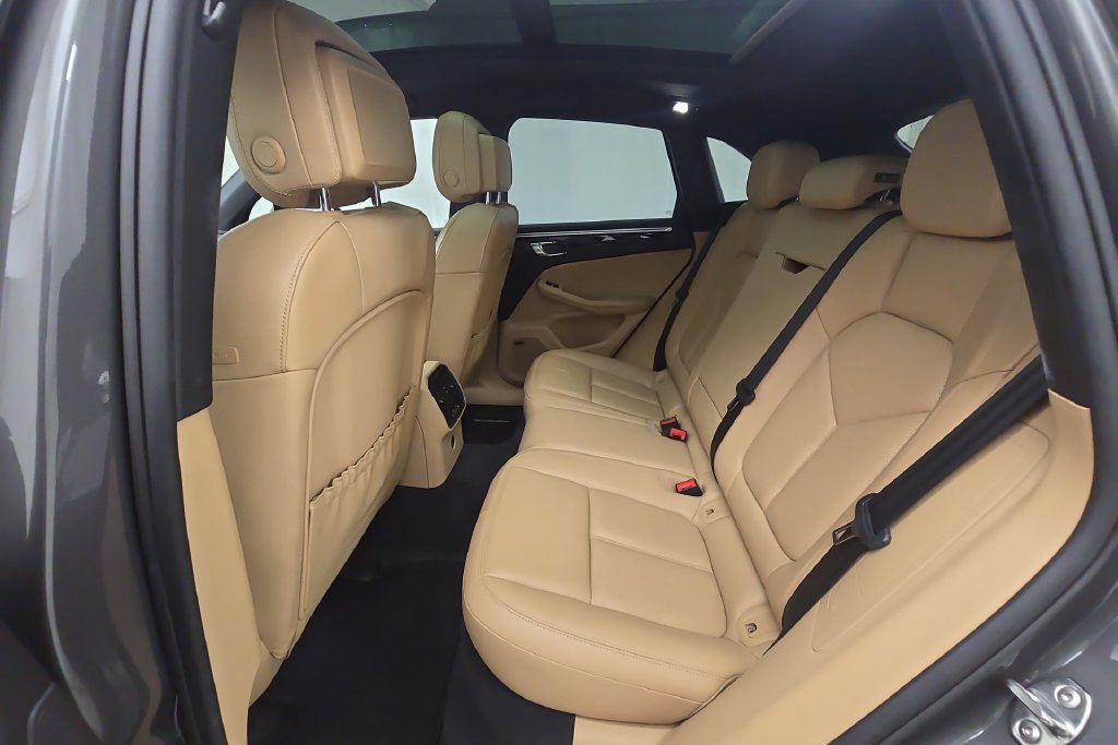 Used 2018 Porsche Macan AWD/4WD image 24