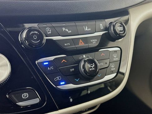 Used 2021 Chrysler Pacifica Touring-L FWD image 18