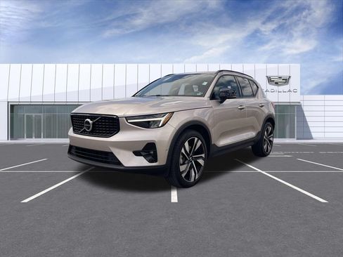 Used 2023 Volvo XC40 B5 Plus w/ Driver Assist Package AWD/4WD image 4