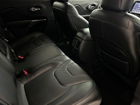 Used 2019 Jeep Cherokee Limited FWD image 33