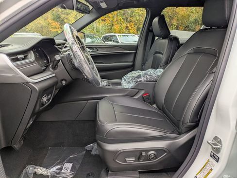 New 2025 Jeep Grand Cherokee L Limited w/ Luxury Tech Group II image 12