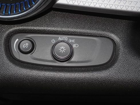Used 2025 Chevrolet Trax LT w/ LT Convenience Package FWD image 26