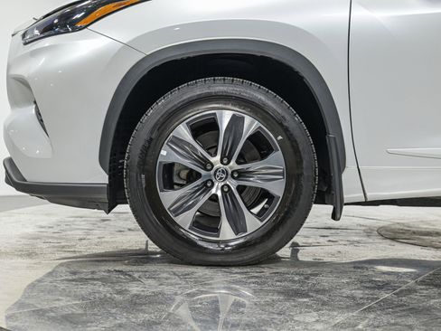 Used 2022 Toyota Highlander XLE image 3