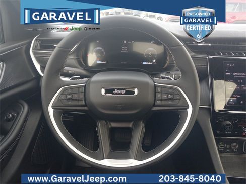 Used 2025 Jeep Grand Cherokee Altitude image 13